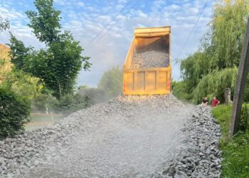 У дозволі для руху вантажівок зі щебенем через міст, що обвалився, було відмовлено, а на місці НП аврально споруджують тимчасову переправу (ФОТО)