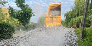 У дозволі для руху вантажівок зі щебенем через міст, що обвалився, було відмовлено, а на місці НП аврально споруджують тимчасову переправу (ФОТО)