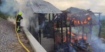 У Дубовому на Тячівщині згоріла дерев'яна лазня (ФОТО, ВІДЕО)