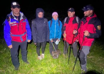 У горах на Прикарпатті розшукали туристок з Ужгорода з песиком (ФОТО)