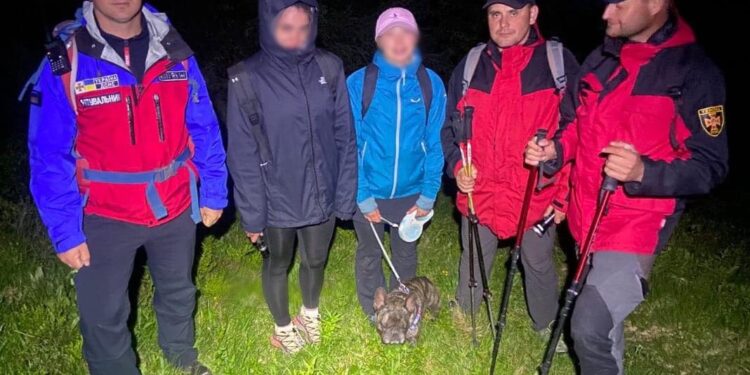 У горах на Прикарпатті розшукали туристок з Ужгорода з песиком (ФОТО)