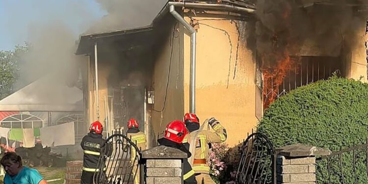 У Холмці на Ужгородщині, поки жінка поралася в городі, загорівся будинок (ФОТО)