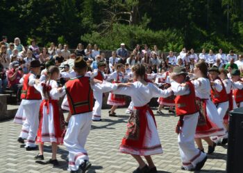 У Колочаві на Хустщині відбувся обласний фестиваль-конкурс коломийок “Співаночки мої милі” (ФОТО)