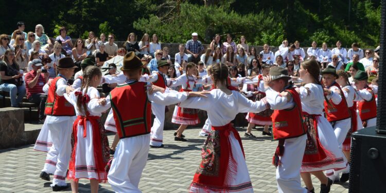 У Колочаві на Хустщині відбувся обласний фестиваль-конкурс коломийок “Співаночки мої милі” (ФОТО)