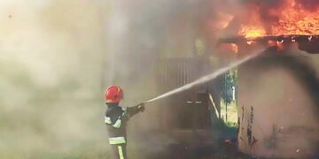 У Лінцях на Ужгородщині через пожежу в надвірній споруді загорівся будинок (ФОТО)