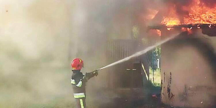 У Лінцях на Ужгородщині через пожежу в надвірній споруді загорівся будинок (ФОТО)