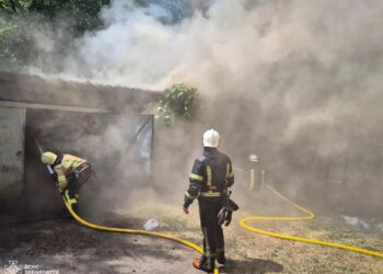 У Мукачеві горіли два гаражі в гаражному кооперативі (ФОТО)