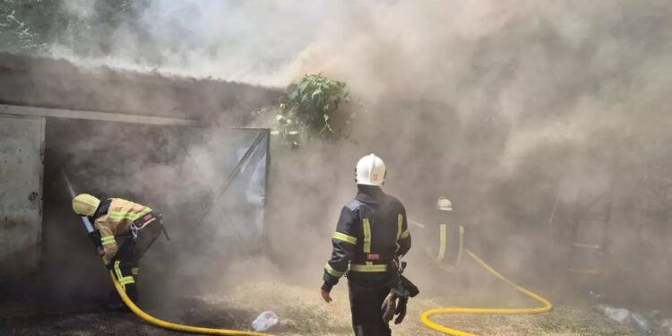 У Мукачеві горіли два гаражі в гаражному кооперативі (ФОТО)