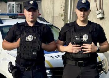 У Мукачеві патрульним довелося допомагати дівчині, яка різала вени на руці (ФОТО)