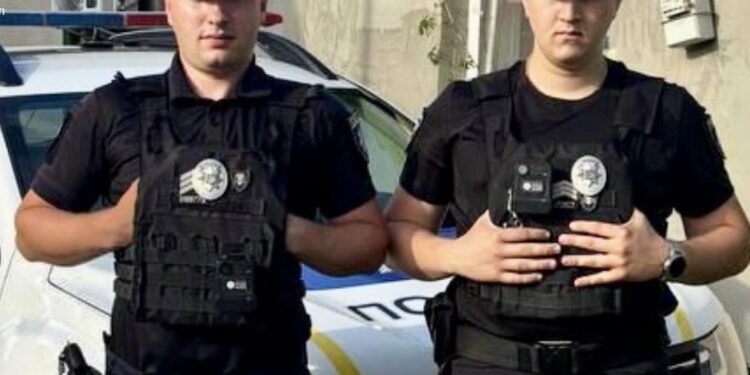 У Мукачеві патрульним довелося допомагати дівчині, яка різала вени на руці (ФОТО)