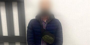 У Мукачеві під час сварки через огорожу чоловік вистрілив з пістолета у шию сусідові (ФОТО)