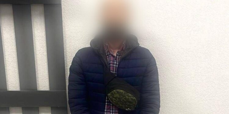 У Мукачеві під час сварки через огорожу чоловік вистрілив з пістолета у шию сусідові (ФОТО)