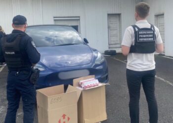 У Мукачеві в авто Tesla виявили 100 блоків “безакцизних” сигарет (ФОТО)