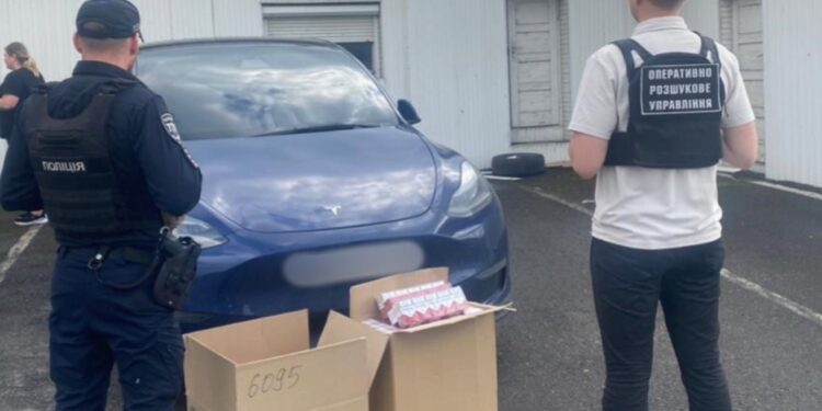 У Мукачеві в авто Tesla виявили 100 блоків “безакцизних” сигарет (ФОТО)