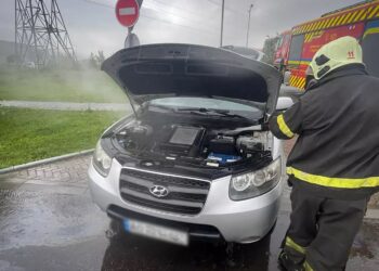 У Мукачеві вранці четверга горів Hyundai Santa Fe (ФОТО)