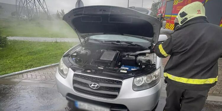 У Мукачеві вранці четверга горів Hyundai Santa Fe (ФОТО)
