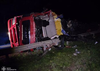 У Нижніх Воротах на Мукачівщині вночі зіткнулися дві вантажівки, травмовано одного з водіїв (ФОТО)