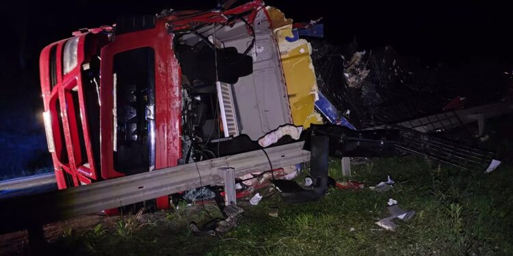 У Нижніх Воротах на Мукачівщині вночі зіткнулися дві вантажівки, травмовано одного з водіїв (ФОТО)