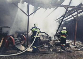 У Перечині разом з навісом згорів легковий Citroen (ФОТО)