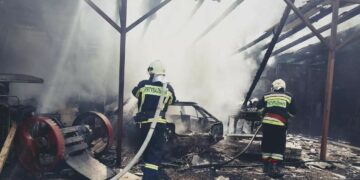 У Перечині разом з навісом згорів легковий Citroen (ФОТО)