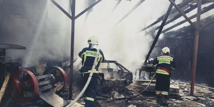 У Перечині разом з навісом згорів легковий Citroen (ФОТО)