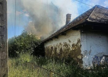 У приужгородських Оноківцях вогонь з покинутого будинку перекинувся на сусідську оселю (ФОТО)