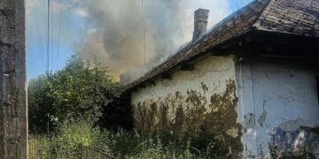 У приужгородських Оноківцях вогонь з покинутого будинку перекинувся на сусідську оселю (ФОТО)