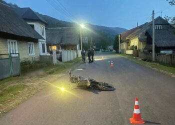 У Руській Мокрій на Тячівщині 16-річний мотоцикліст в'їхав у місток на узбіччі, його пасажир-одноліток загинув (ФОТО)