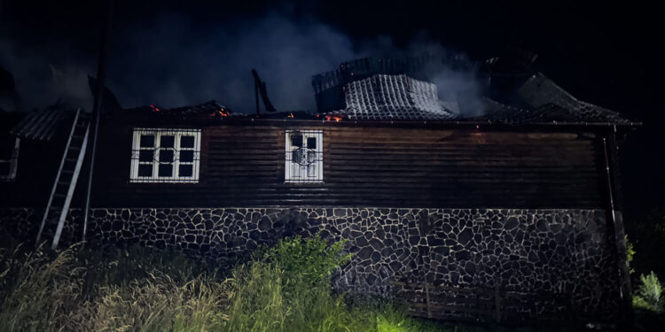 У Середньому Водяному на Тячівщині вигорів дерев'яний поверх 2-поверхового будинку (ФОТО)