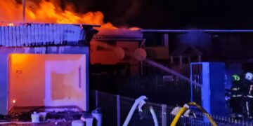 У Солотвині вночі горіла база відпочинку (ФОТО)