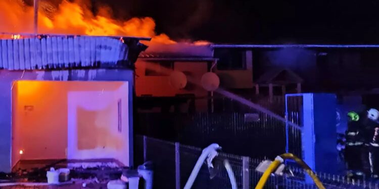 У Солотвині вночі горіла база відпочинку (ФОТО)