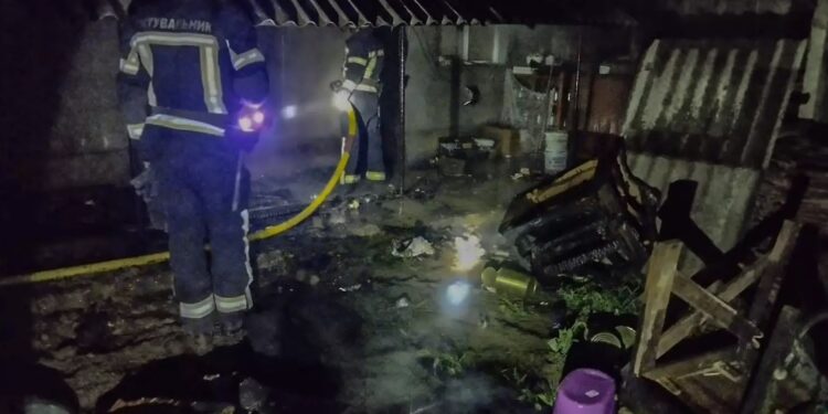 У Великій Копані на Берегівщині вночі врятували будинок, навіс до якого загорівся (ФОТО)