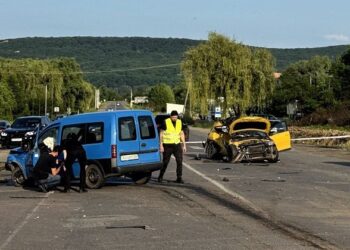У зіткненні двох авто на об'їзній Ужгорода загинула жінка-водій, водія і пасажирку іншого авто травмовано (ФОТО, ВІДЕО)