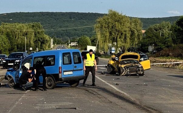 У зіткненні двох авто на об&apos;їзній Ужгорода загинула жінка-водій, водія і пасажирку іншого авто травмовано (ФОТО, ВІДЕО)