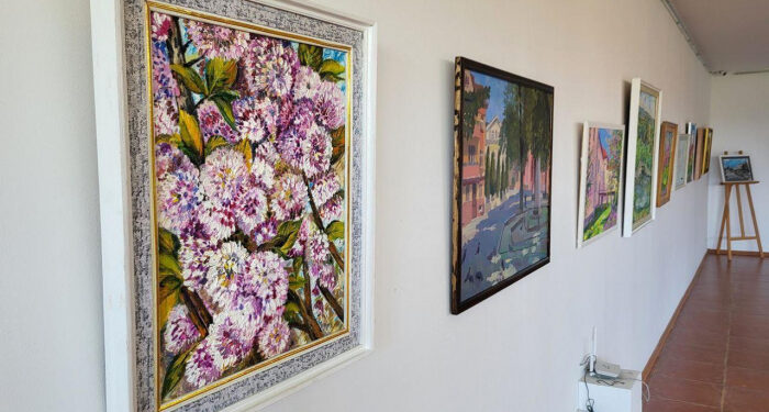 «Ужгород квітне у творах митців» – виставка у Закарпатському музеї народної архітектури та побуту