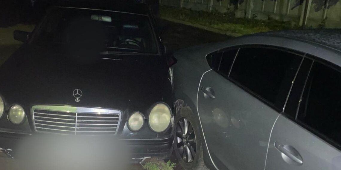 В Ужгороді “безправний” водій “під кайфом”, в'їхав на “Мерседесі” в припарковане авто і втік (ФОТО)