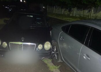 В Ужгороді “безправний” водій “під кайфом”, в'їхав на “Мерседесі” в припарковане авто і втік (ФОТО)