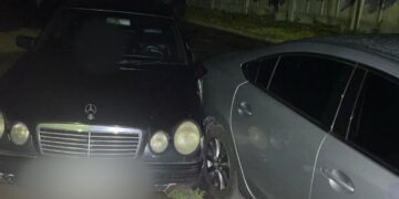 В Ужгороді “безправний” водій “під кайфом”, в'їхав на “Мерседесі” в припарковане авто і втік (ФОТО)