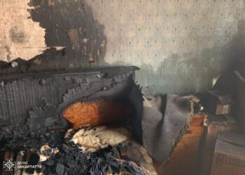 В Ужгороді на пожежі в квартирі на 3-му поверсі багатоповерхівки врятували 96-річного власника (ФОТО)