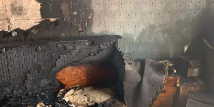 В Ужгороді на пожежі в квартирі на 3-му поверсі багатоповерхівки врятували 96-річного власника (ФОТО)