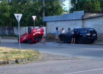 В Ужгороді внаслідок зіткнення 3-х авто одне, з двома дітками у салоні, перекинулося на дах (ФОТО)