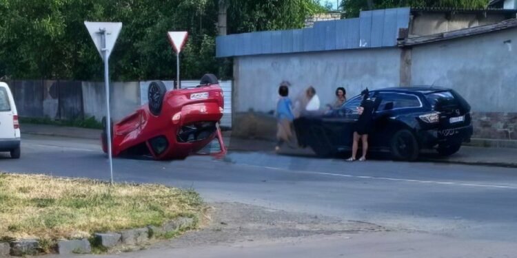 В Ужгороді внаслідок зіткнення 3-х авто одне, з двома дітками у салоні, перекинулося на дах (ФОТО)