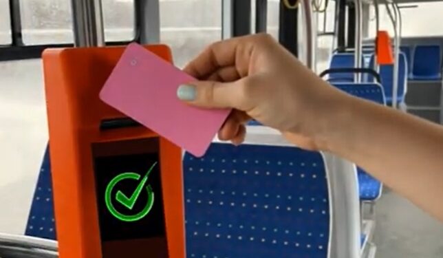 В Ужгороді з&apos;явилася можливість безконтактної оплати на усіх міських автобусах (ВІДЕО)
