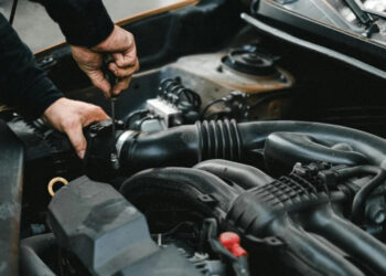 Закарпатцям на замітку: відтепер офіційно заборонено мити та ремонтувати авто у дворах та на вулиці