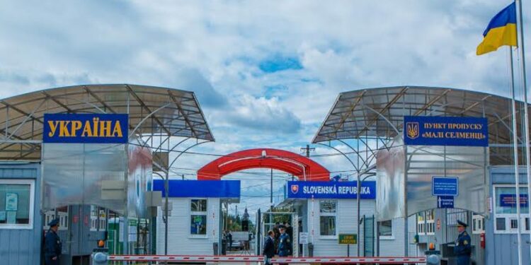 Закарпатські депутати вимагають розширення та цілодобової роботи пунктів пропуску на кордонах –