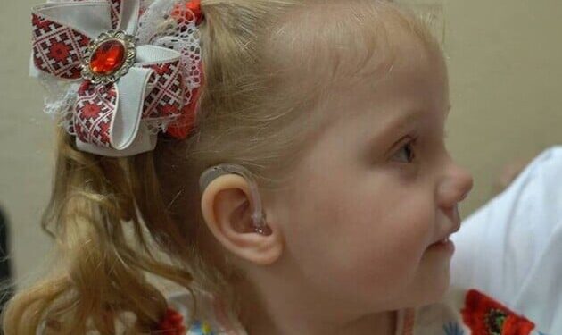 Завдяки Фонду Ріната Ахметова дівчинка, яка народилася в підвалі під час обстрілів, почала краще чути