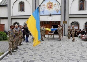 У Мукачеві люди навколішках проводжали Героя в останню дорогу — Закарпаття