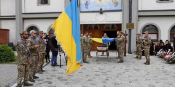 У Мукачеві люди навколішках проводжали Героя в останню дорогу — Закарпаття