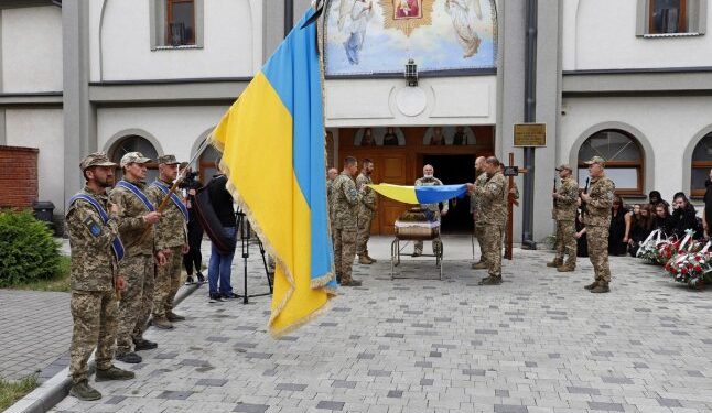 У Мукачеві люди навколішках проводжали Героя в останню дорогу — Закарпаття