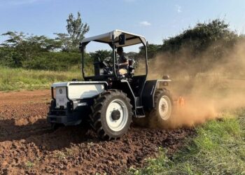 Випробували електротрактор Volkswagen з реверсивною кабіною та знімним акумулятором – Техніка